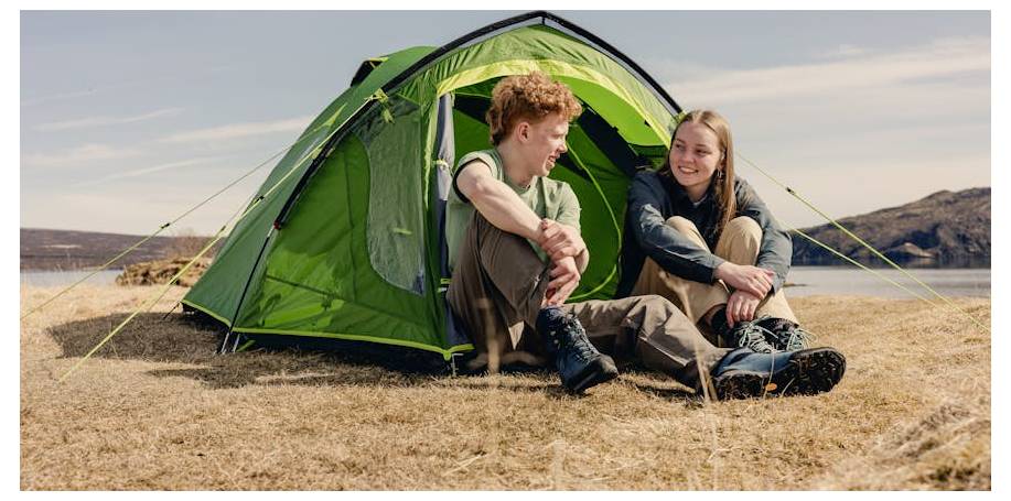 Tealblauw pop-up campingtent met witte mesheur en gebogen koepelvorm, weergegeven op een eenvoudige witte achtergrond.