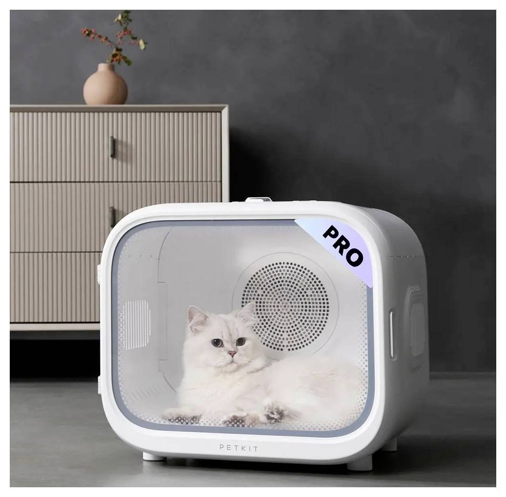 Witte PETKIT 'PRO' dierendrager of kattenbak met een witte kat erin, getoond in een modern interieur met een kast en vaas op de achtergrond.