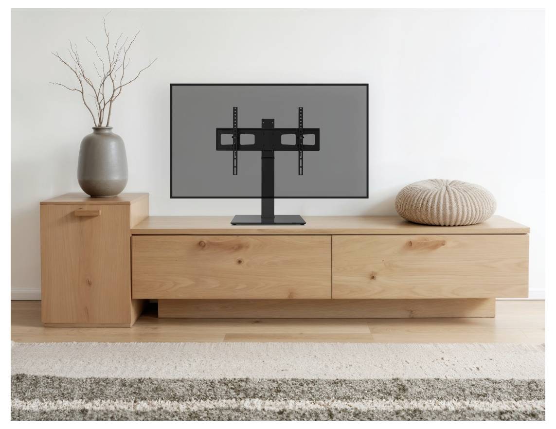 Woonkamer tv-console met een plat scherm gemonteerd op een centraal standaard, een vaas op het linkerkastje en een rond kussen aan de rechterkant.