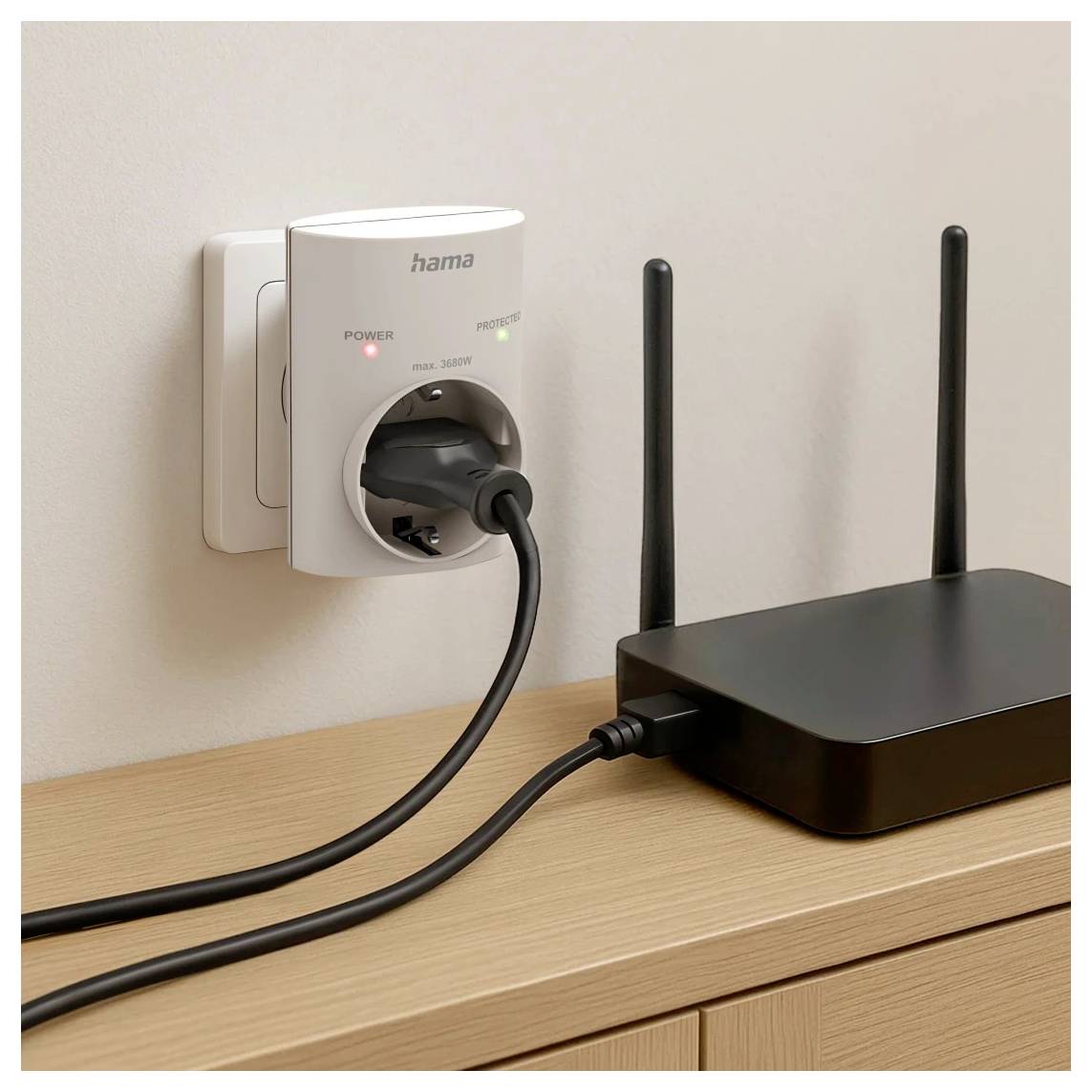 Wi-Fi router op een houten plank aangesloten op een stopcontact via een stroomadapter, met twee antennes en zichtbare statusindicatoren.