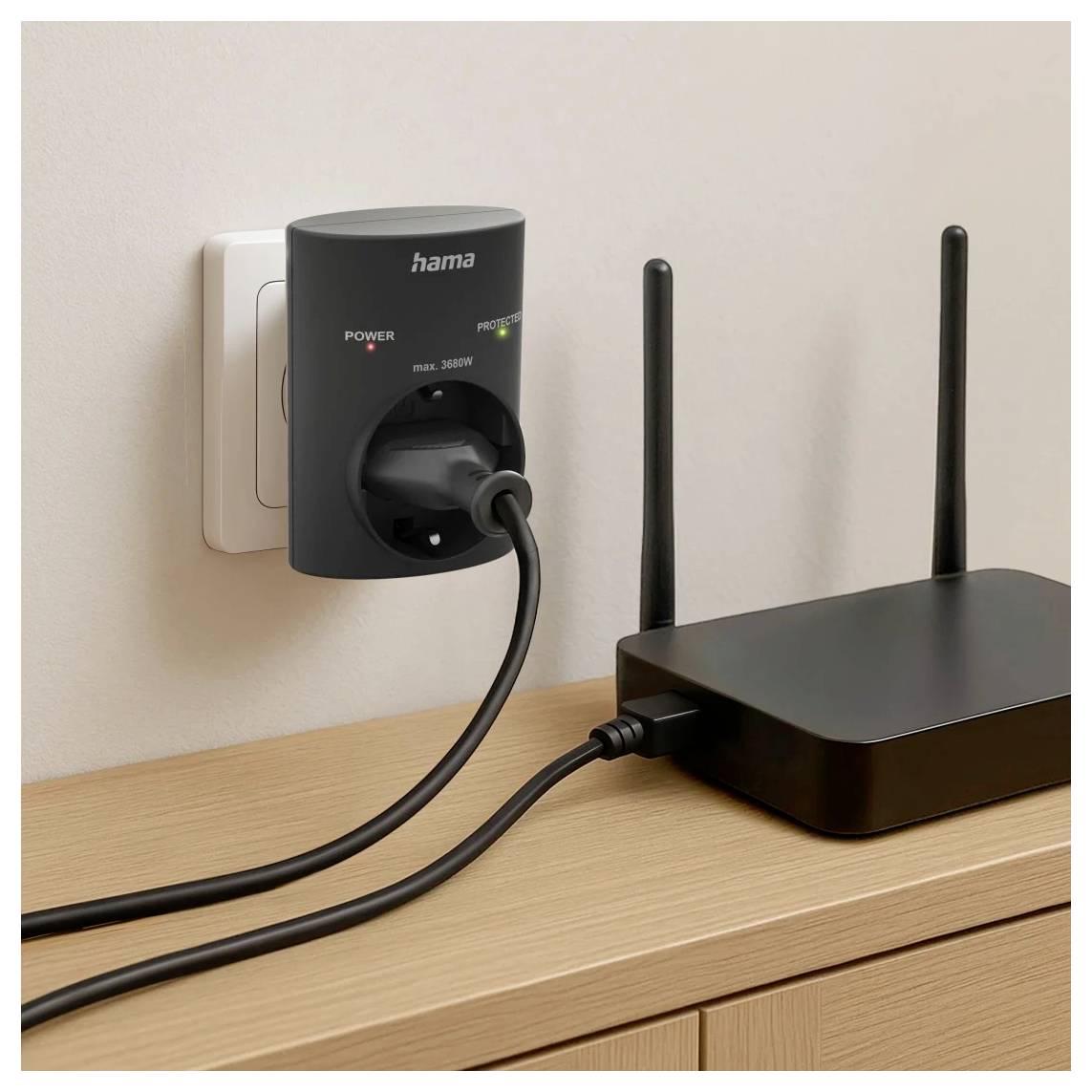 Wi-Fi-router op een houten kastje aangesloten op een stopcontact met stroomadapter, met ingesteker kabels en zichtbare statuslampjes.