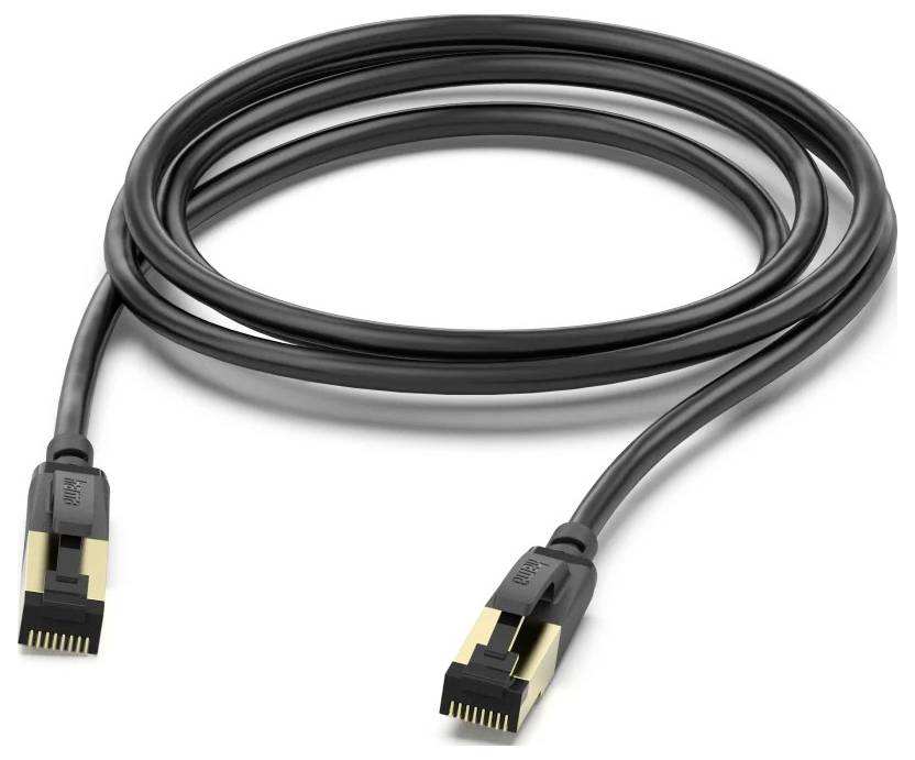 Opgerolde zwarte Ethernet-kabel met RJ45-connectoren aan beide uiteinden, weergegeven op een witte achtergrond.
