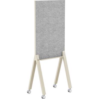 Vilten kamerscherm op een lichte houten ezelstandaard met wielen, gebruikt als beweegbaar privacy- of akoestisch scherm.