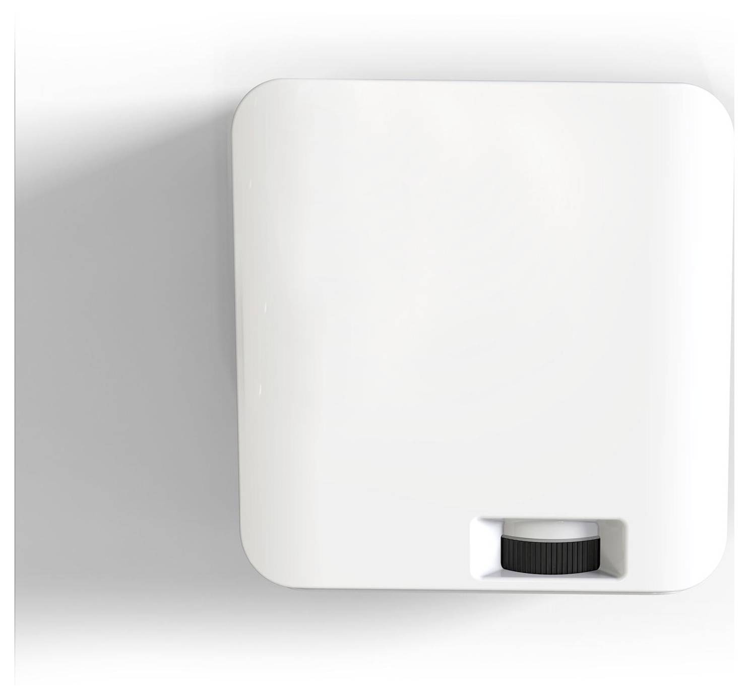 Witte aan de muur gemonteerde dispenser of container met een klein zwart geribd bedieningselement onderaan, weergegeven tegen een effen lichte achtergrond.