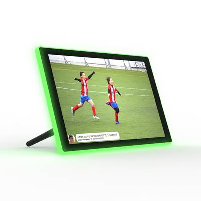 Voetballers die een doelpunt vieren getoond op een gloeiend digitaal fotolijstje op een witte achtergrond.
