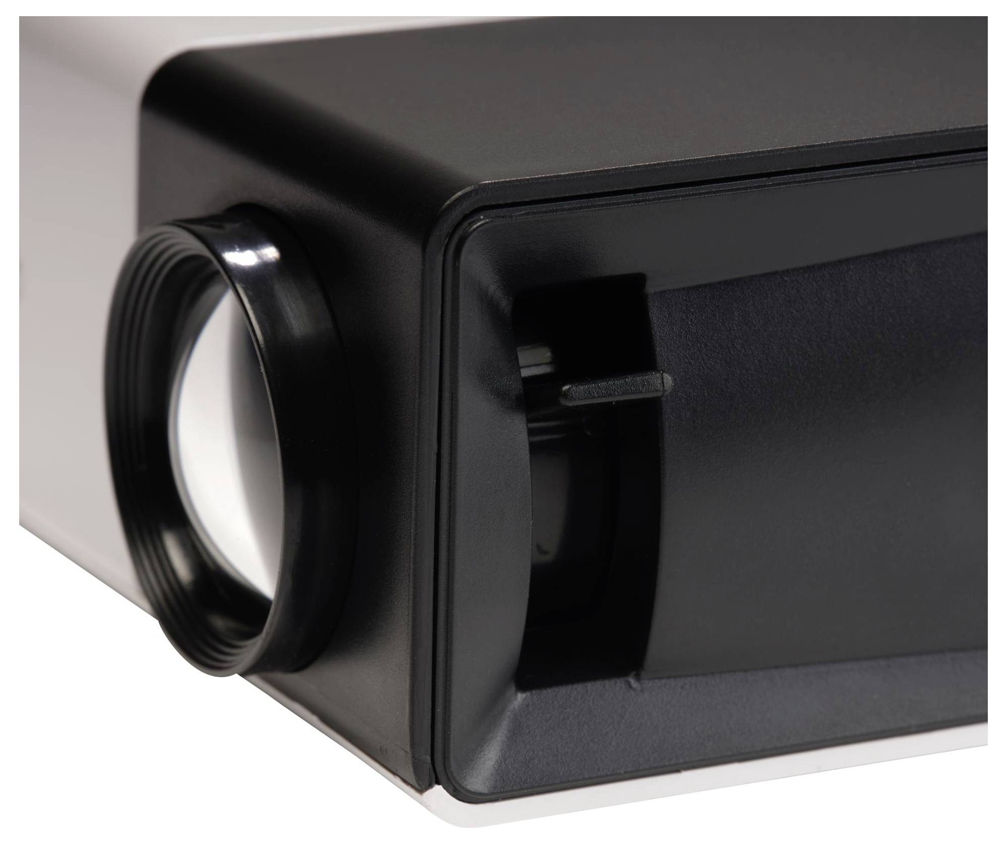Close-up van een zwarte projectorlens en vooraanzicht op een witte achtergrond.