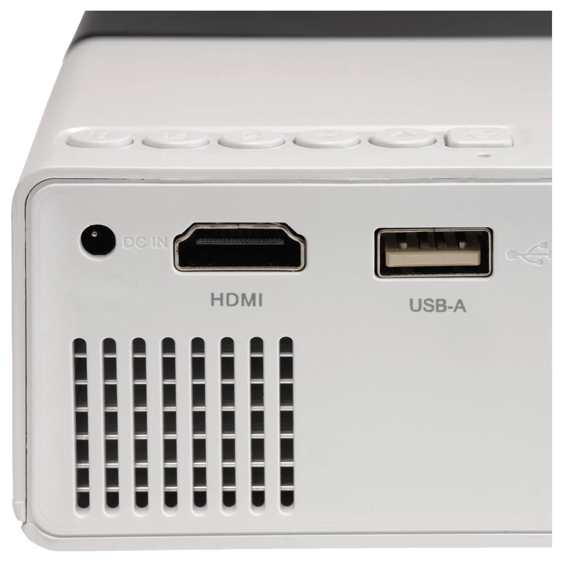 Close-up van de achterkant van een projector met DC-ingang, HDMI en USB-A aansluitingen met ventilatiesleuven.