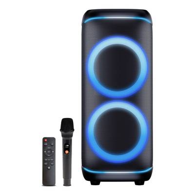 Draagbare Bluetooth-luidspreker met twee blauwe verlichte ronde drivers, plus draadloze afstandsbediening en handheld microfoon op witte achtergrond.
