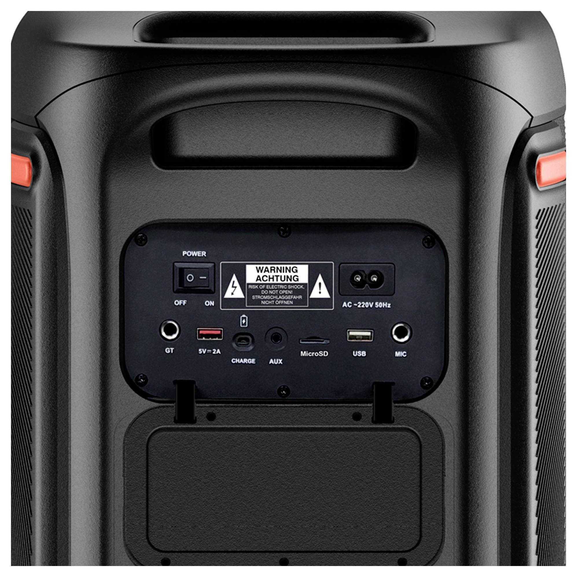 Closeup van het achterpaneel van een draagbare luidspreker met aan/uit-schakelaar, waarschuwingslabel, AC-ingang, USB, microSD, AUX, oplaad- en microfoonaansluitingen.