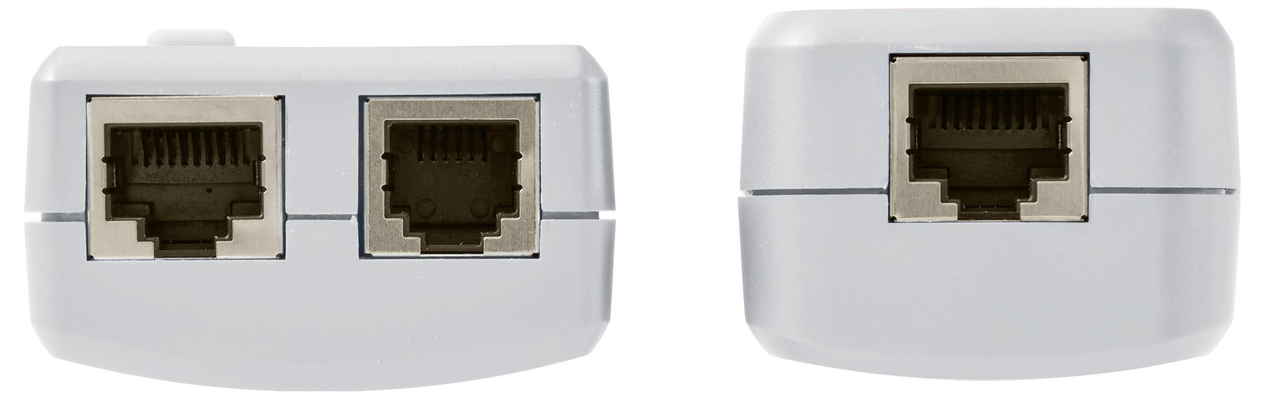 Drie witte netwerkadapterstekkers naast elkaar weergegeven: één met twee Ethernet-poorten en één met een enkele Ethernet-poort.