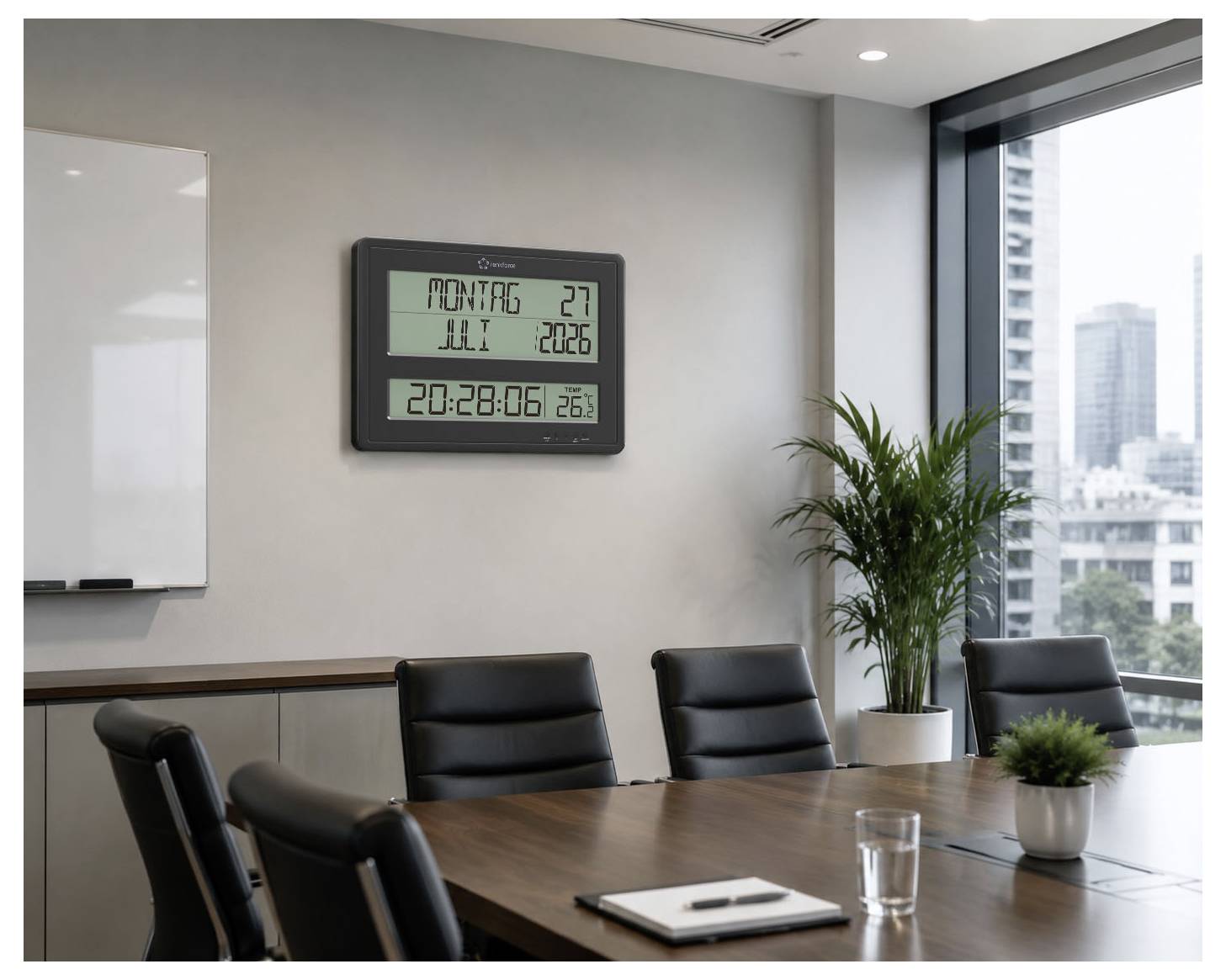 Conferentieruimte met een wandklok die maandag, 1 juli 2026 en het tijdstip 20:28:06 aangeeft, omgeven door stoelen, een tafel en ramen met uitzicht op stadsgebouwen.