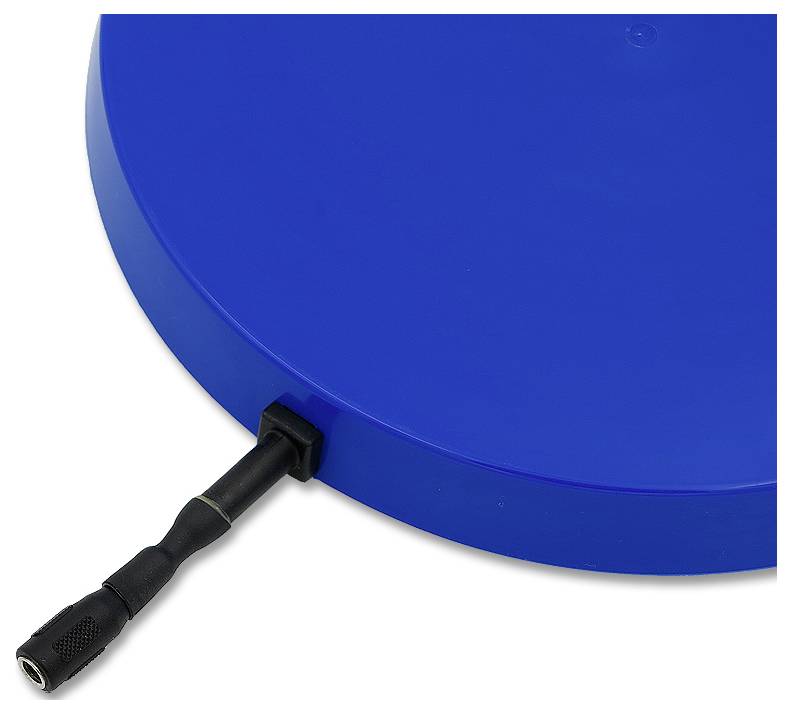 Vergrote weergave van een blauw rond apparaat met een zwarte cilindrische connector of handvat dat uit de rand steekt.