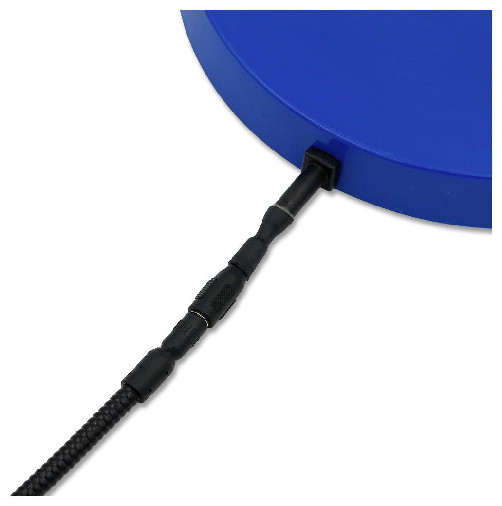 Close-up van een zwarte kabel die is aangesloten op een blauw apparaat of spoel tegen een witte achtergrond, met zichtbare details van de connector en het snoer.