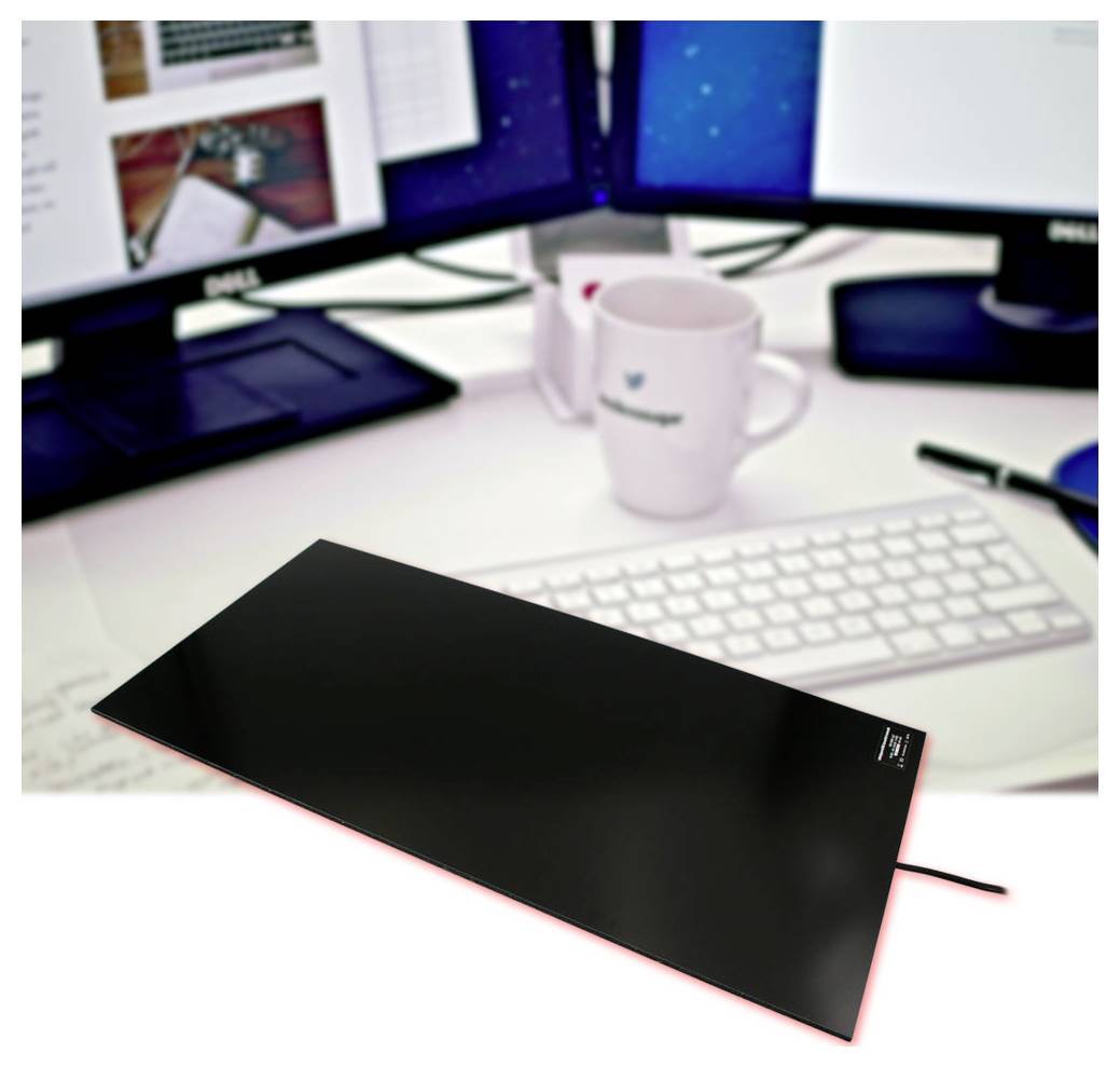 Zwart grafisch tablet op een bureau voor een toetsenbord, mok en dubbele monitoren in een werkplek.
