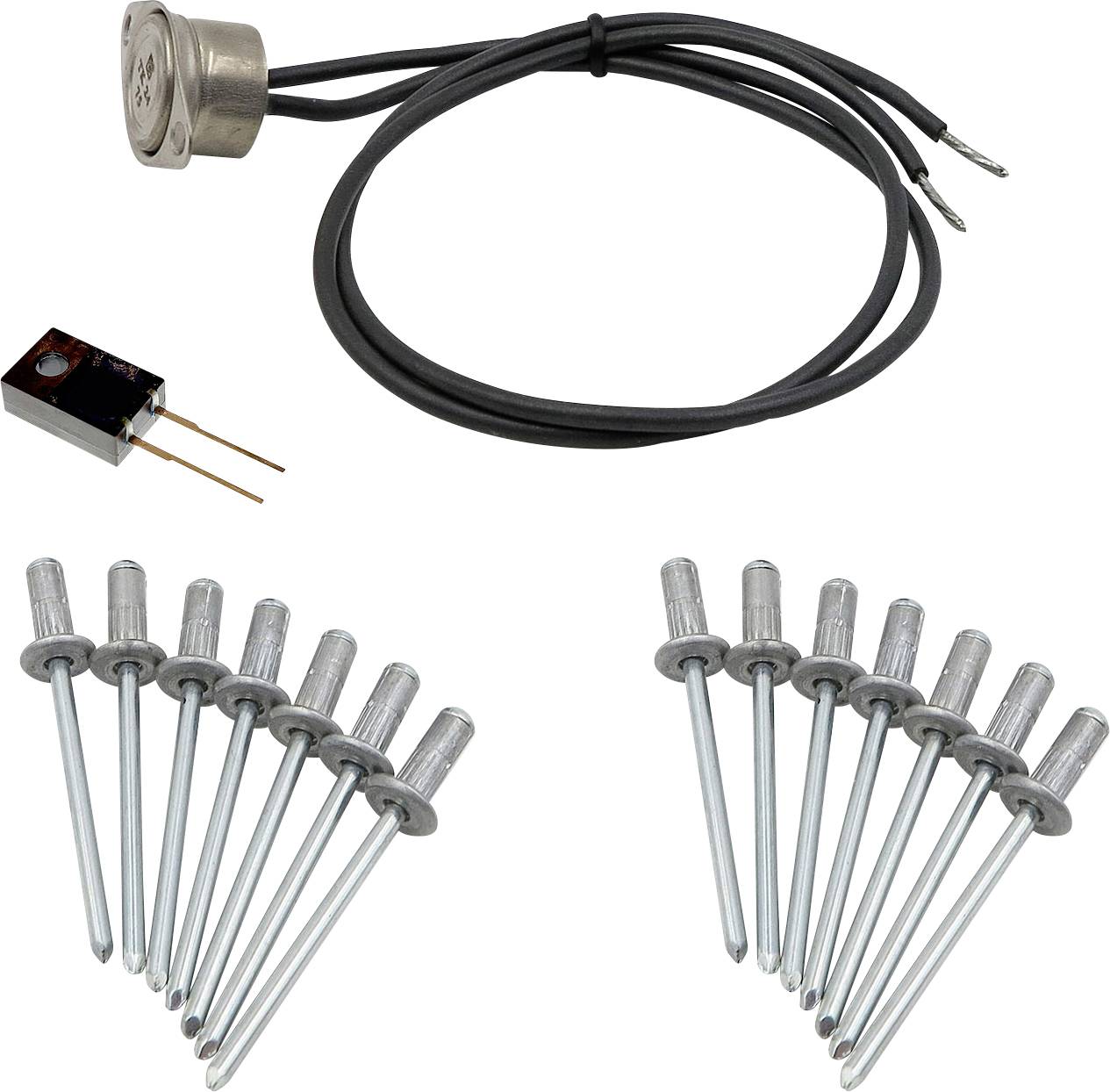 Assortiment blindklinknagels, een kleine sensor met kabel en één elektronisch onderdeel op een witte achtergrond.