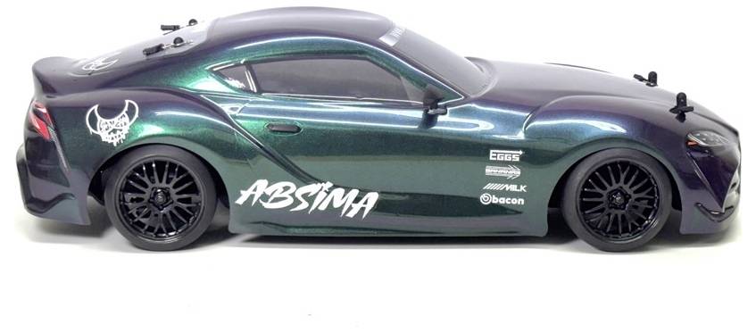 Zijaanzicht van een donkergroen custom sportscarmodel met racingstickers en zwarte wielen op een witte achtergrond.