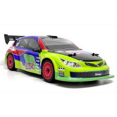 Felgroene en blauwe bestuurde raceauto met rode wielen en grote achterspoiler, weergegeven op een witte achtergrond.