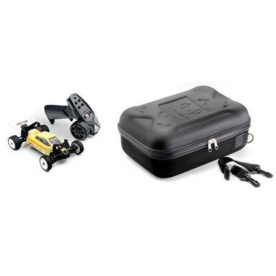 Geel afstandsbestuurd speelgoedauto met zwarte controller, draagtas en kabel op een witte achtergrond.