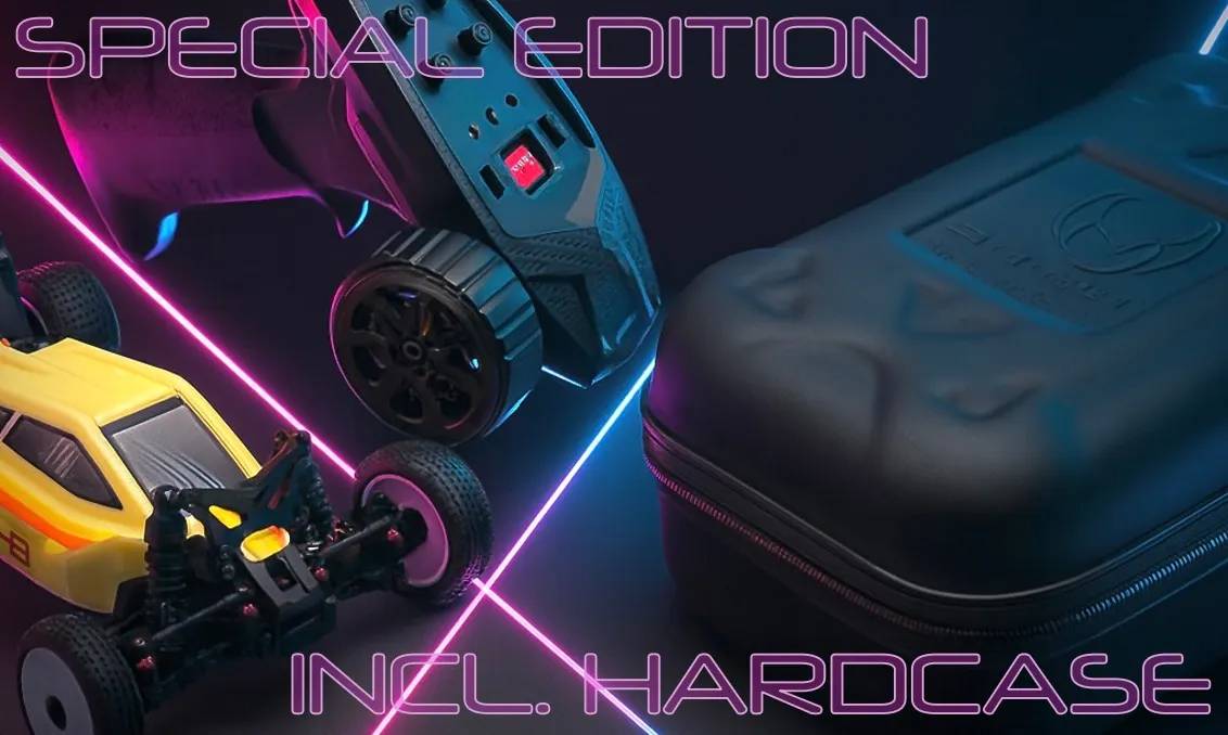 Promotioneel afbeelding van een 'Special Edition' speelgoedautoverzameling, met twee RC-auto's en een hardcase inbegrepen.