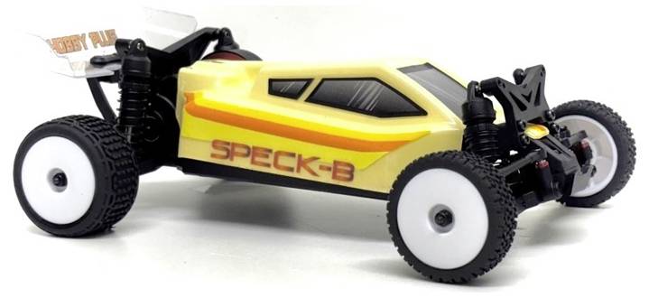 Gele Speck-B afstandsbediening terreinauto met witte wielen getoond in zijaanzicht op een witte achtergrond.