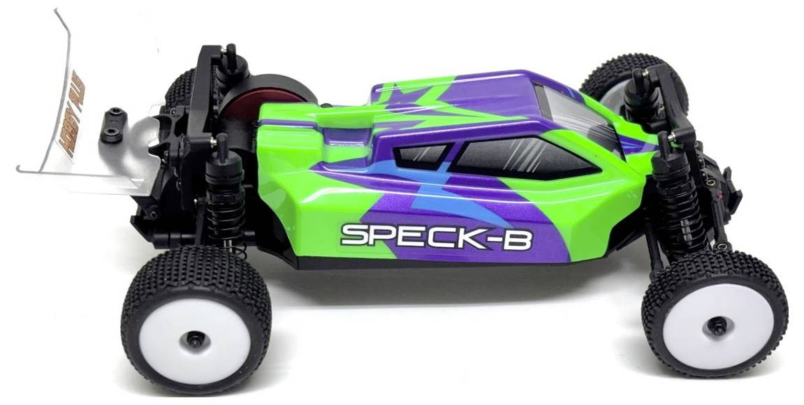 Zijkant van een groene en paarse RC buggy-auto met het label 'SPECK-B' met grote off-road banden op een witte achtergrond.