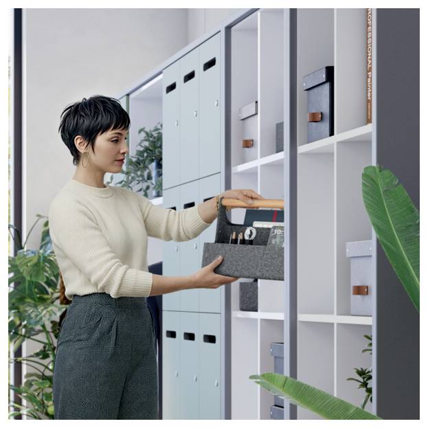 Vrouw die een bestandsorganizer in een wit kantoorrek plaatst naast blauwe opslagkasten en planten.