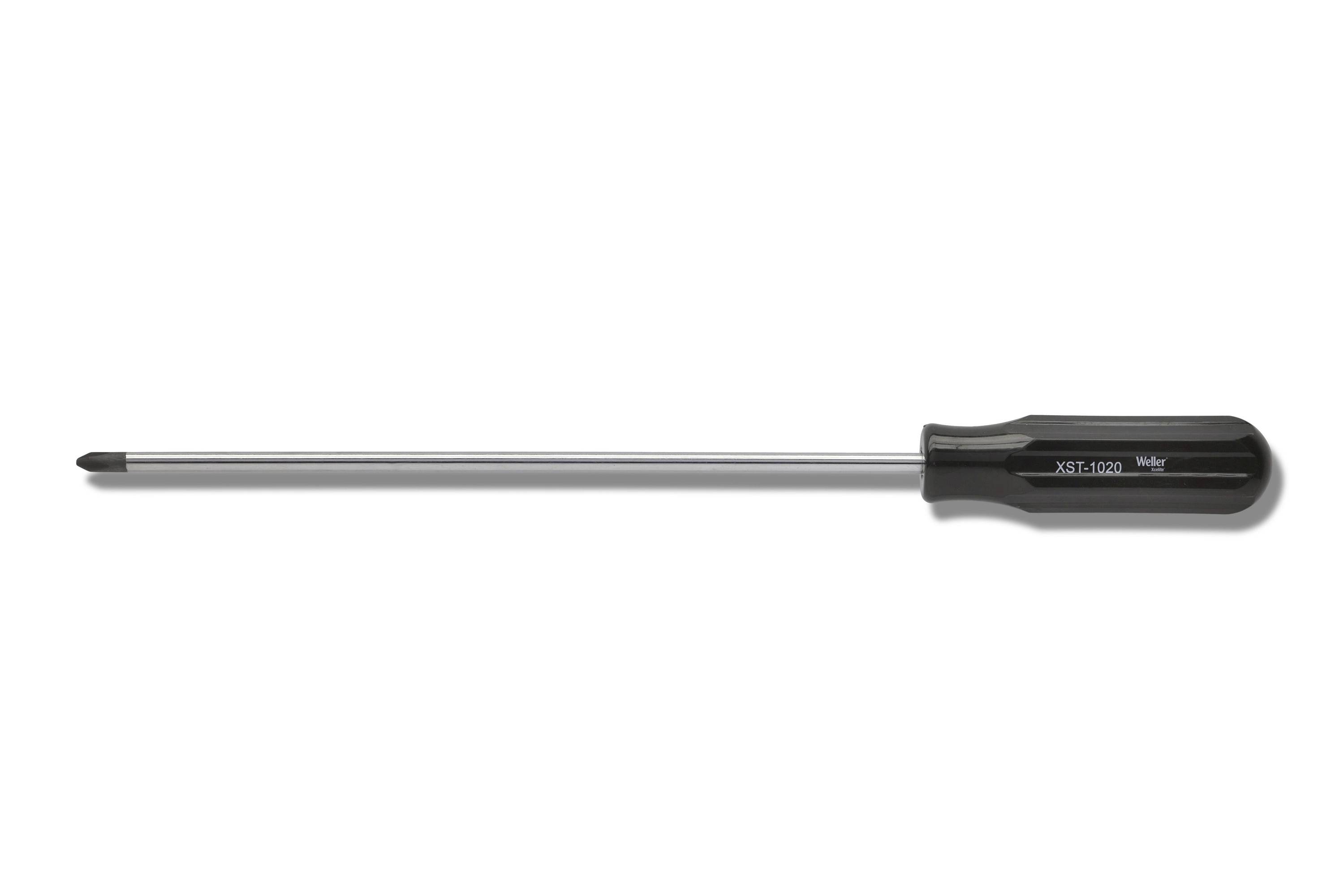 Platschroevensdraaier met een zwart handvat en lange metalen schacht op een witte achtergrond.