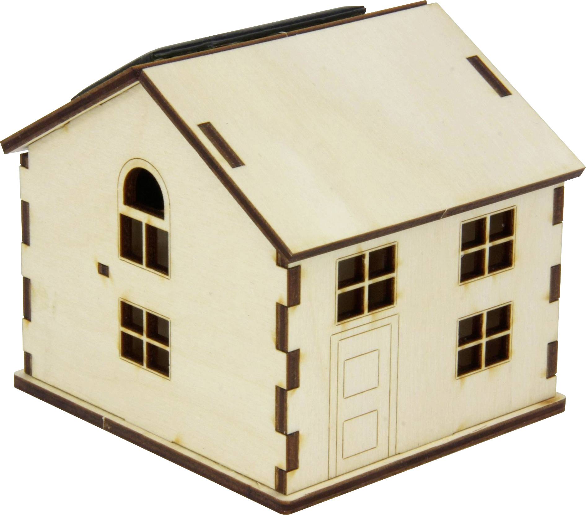 Klein houten modelhuis met schuin dak, gebogen zijraam, voordeur en meerdere ramen op een witte achtergrond.
