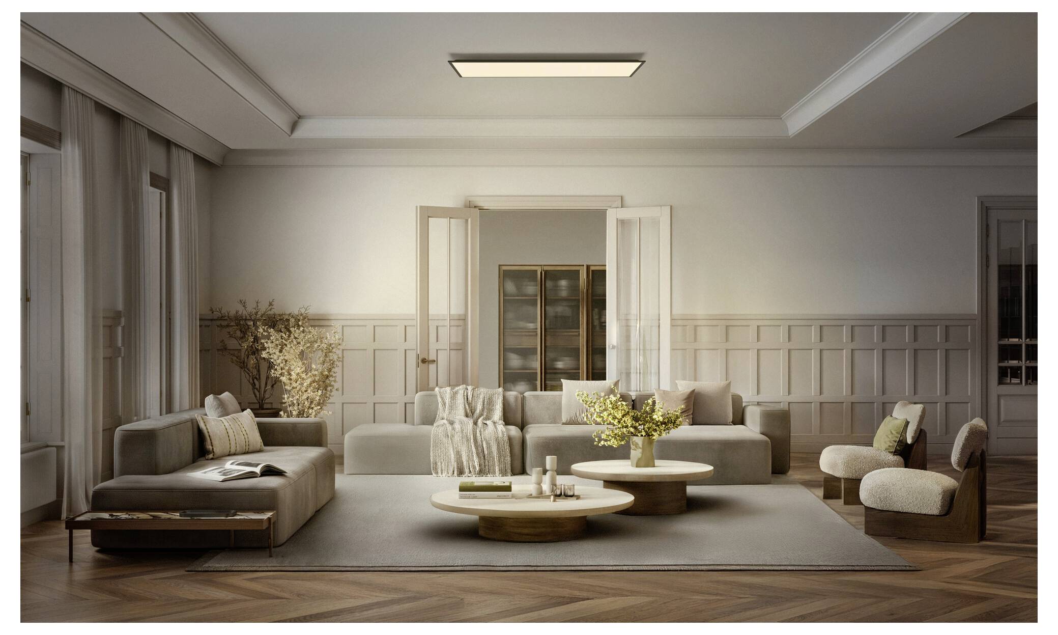 Elegant modern woonkamer met hoeksalon, fauteuils, salontafels, tapijt en wandpanelen in een zachte neutrale kleurenpalet.
