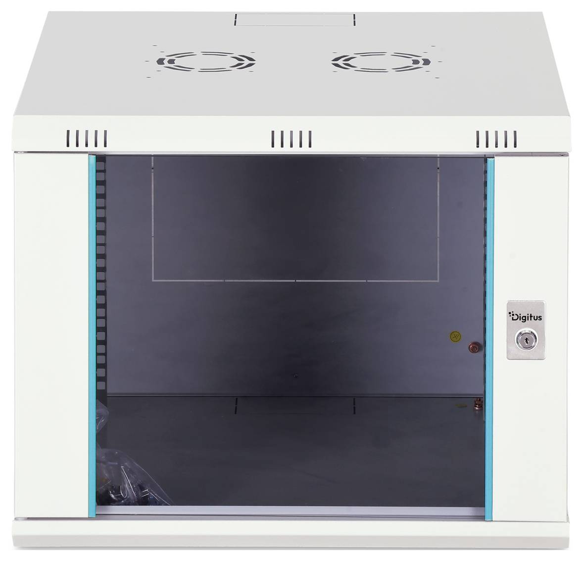 Vooraanzicht van een witte metalen server-/netwerkcast met glazen deur, ventilators aan de bovenkant en een sleutelslot met het label 'Digitus'.