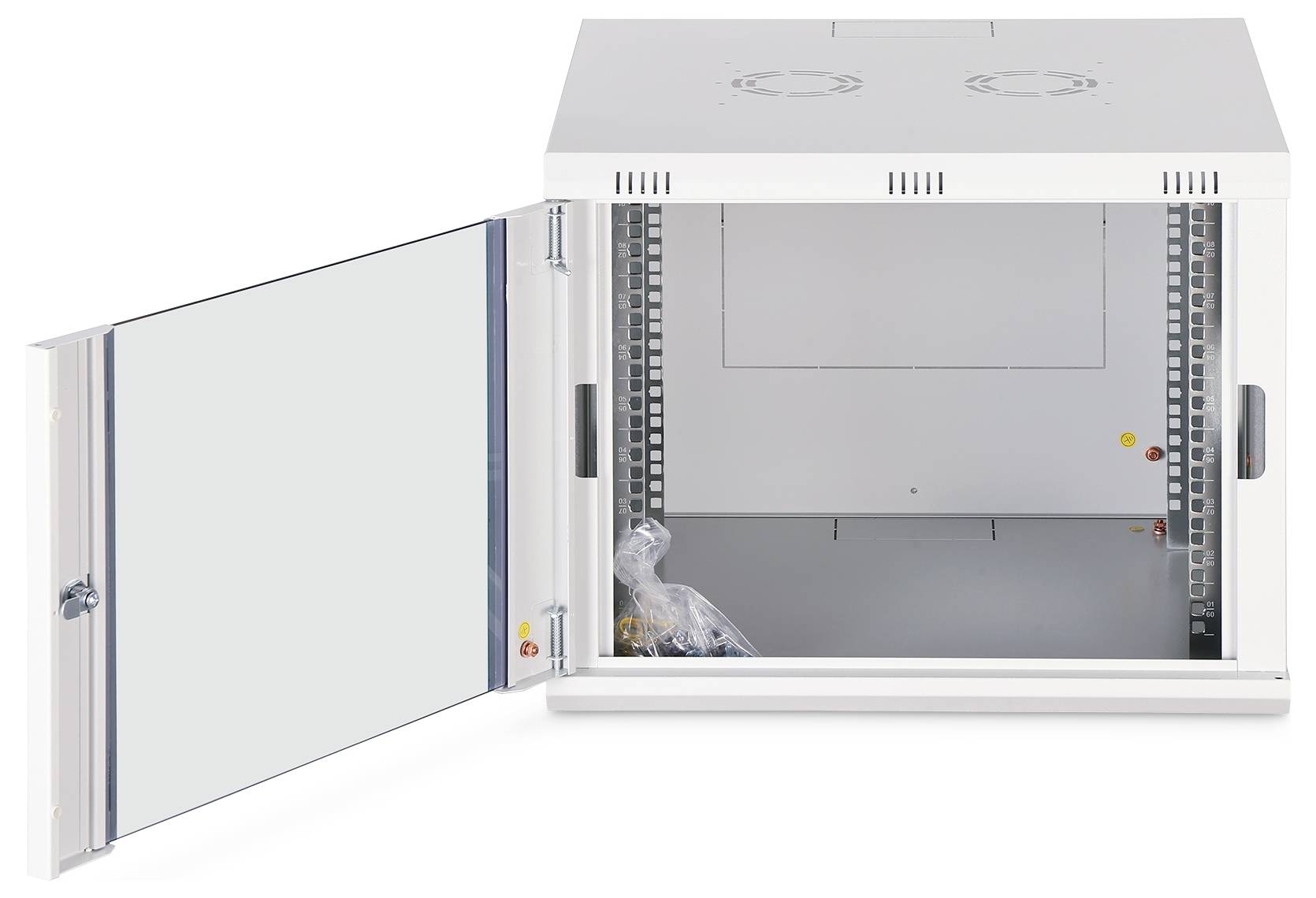 Open wit metalen server-/netwerkuitrustingkast met open voordeur, lege binnenkant en montagerails zichtbaar.