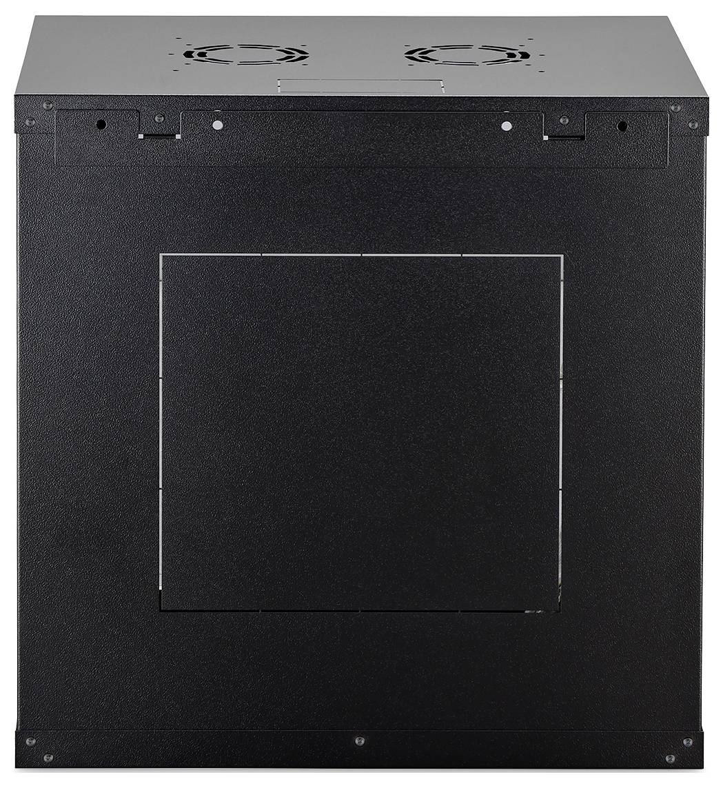 Zwarte server rack-kast van metaal met een toegangspaneel aan de voorzijde en ventilatieopeningen aan de bovenkant, afgebeeld tegen een witte achtergrond.