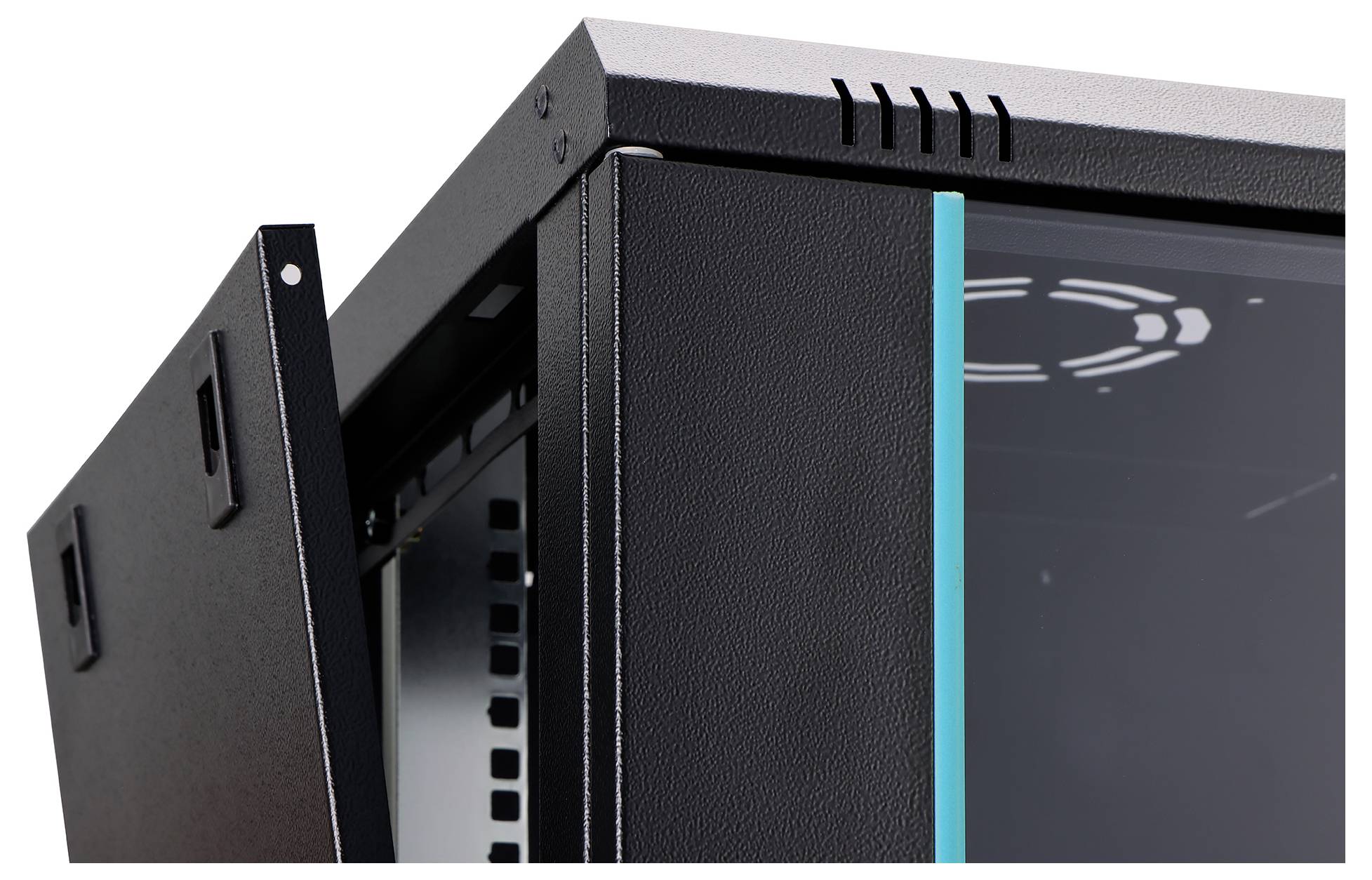 Close-up van een zwarte metalen kastdeur of serverrack-deur met een open zijpaneel, met zichtbare ventilatieopeningen en een glazen voorkant met een blauwe accentstrip.
