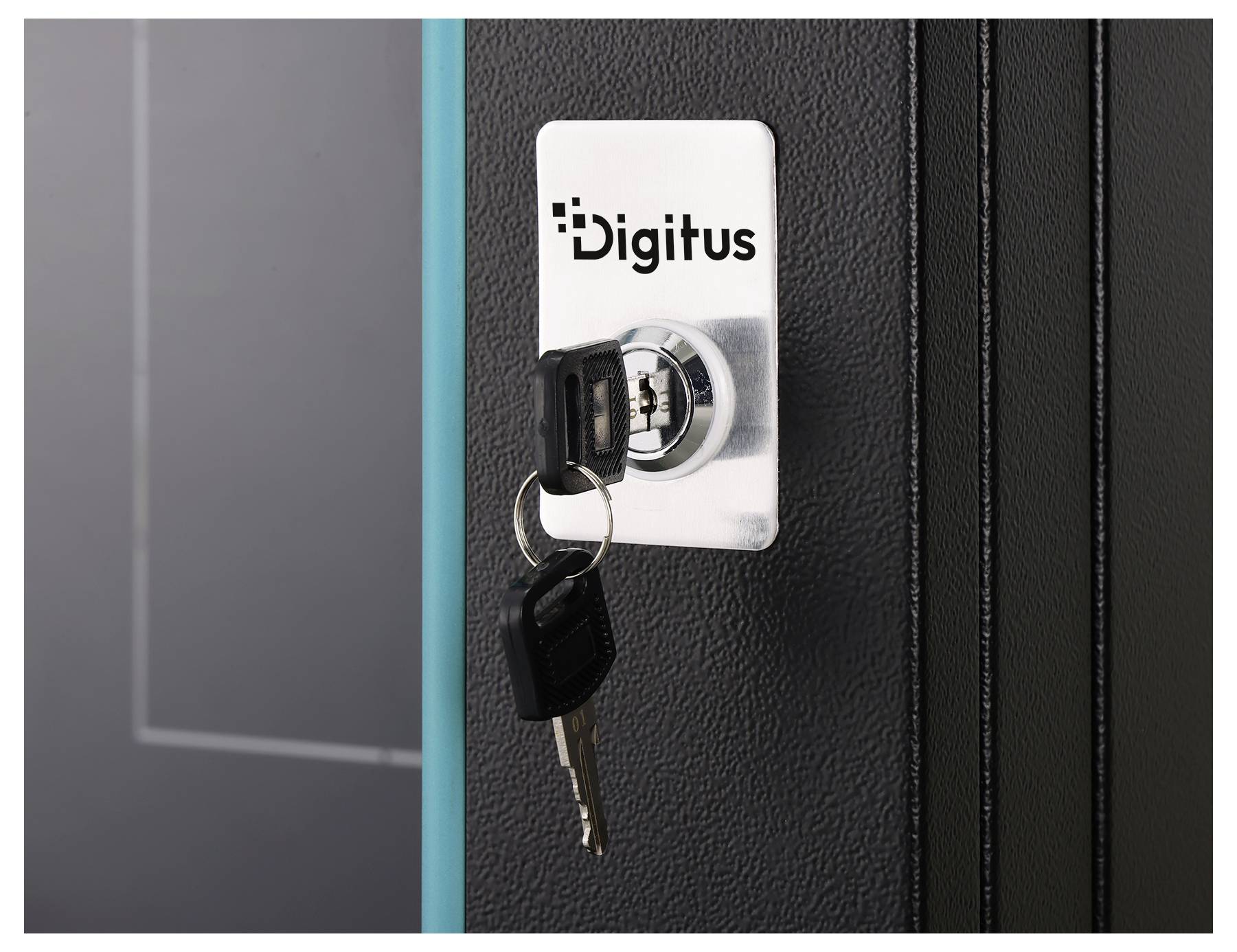 Close-up van een Digitus-slot op een zwart kastdeur met een sleutel in het slot en een ander aan de sleutelhanger hangend.