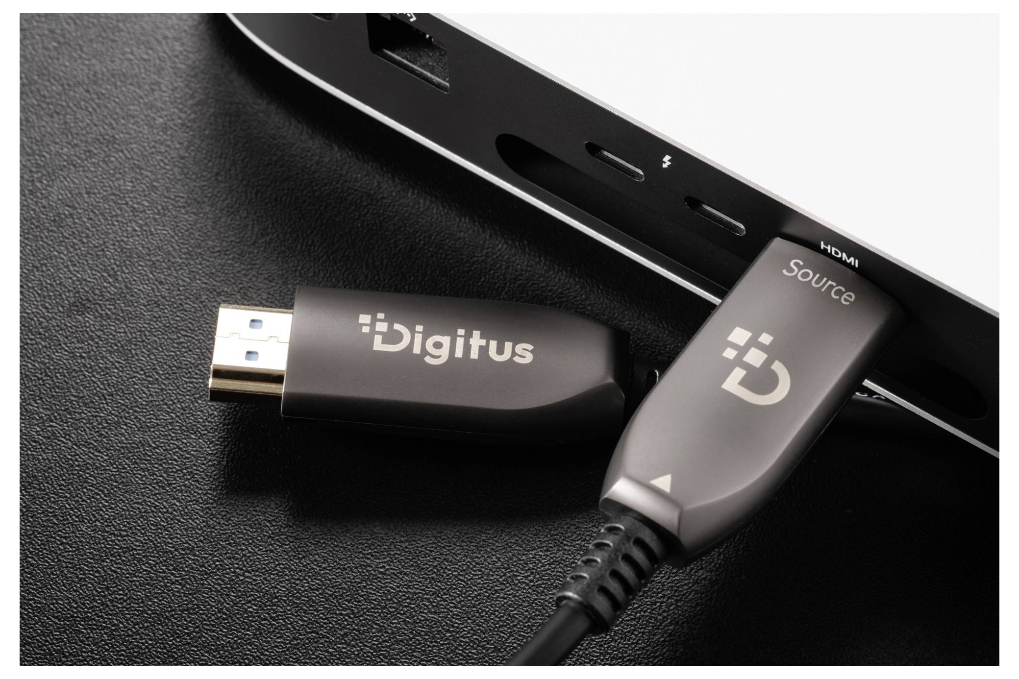 Twee Digitus USB-adapters aangesloten op een apparaatzijpoort, één gelabeld 'Source' en één met een USB-A-connector.