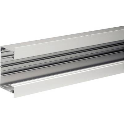 Close-up van een zilveren metalen industrieel rail- of kanaalprofielmet gegroefd sporen, schuin weergegeven op een witte achtergrond.