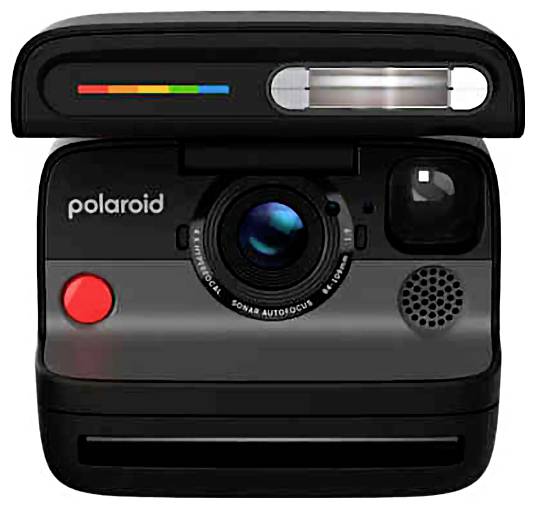 Zwarte Polaroid-onmiddellijke camera met een regenboogkleurige streep, centraal objectief, flits, zoeker en rode sluiterknop.