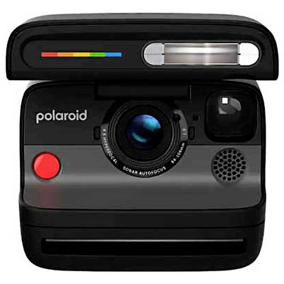 Zwarte Polaroid-onmiddellijke camera met een regenboogkleurige streep, centraal objectief, flits, zoeker en rode sluiterknop.
