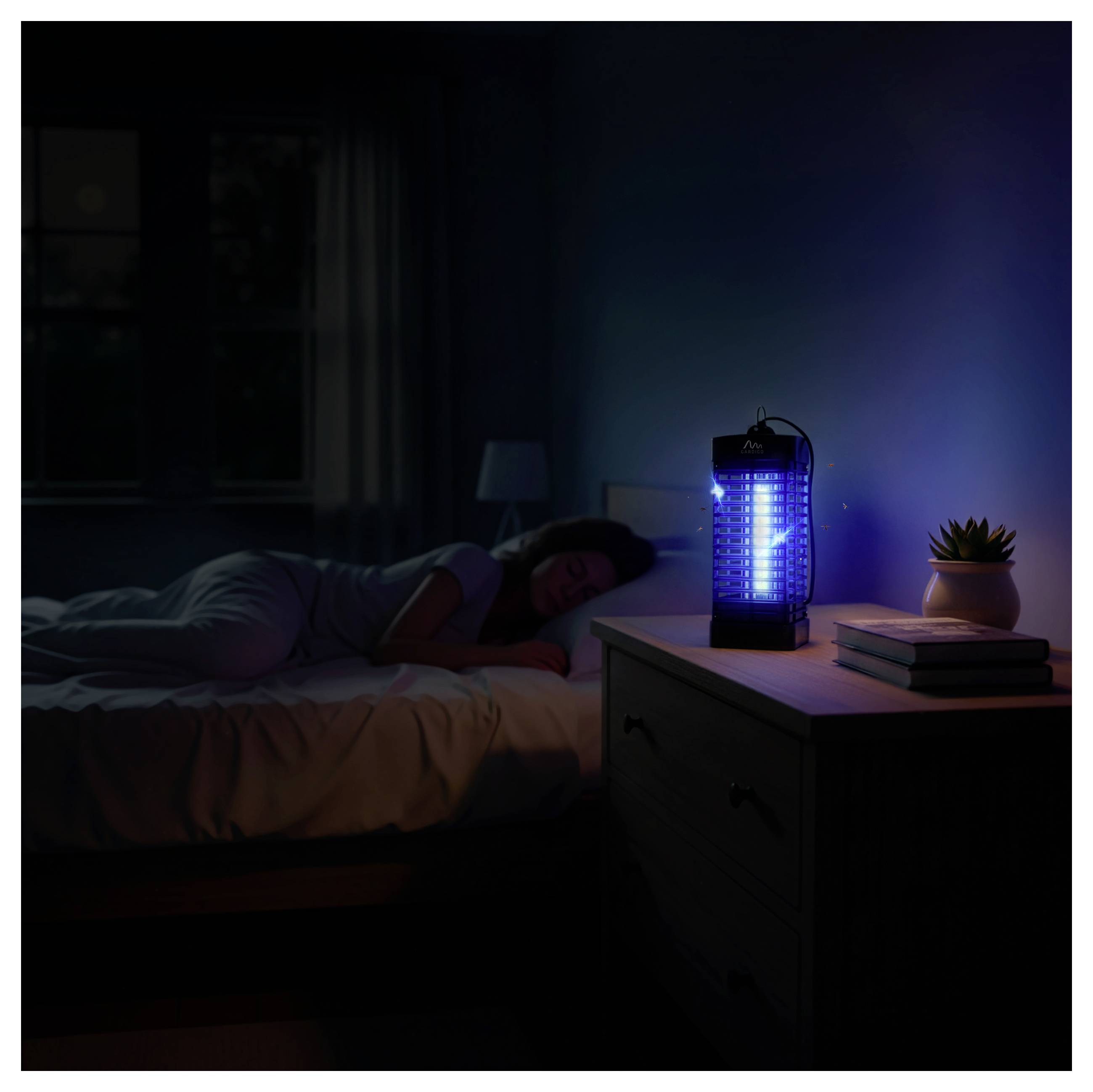 Een slapende persoon ligt in een donkere slaapkamer naast een gloeiende blauwe insectenlamp op een dressoir, met een plant en boeken in de buurt.