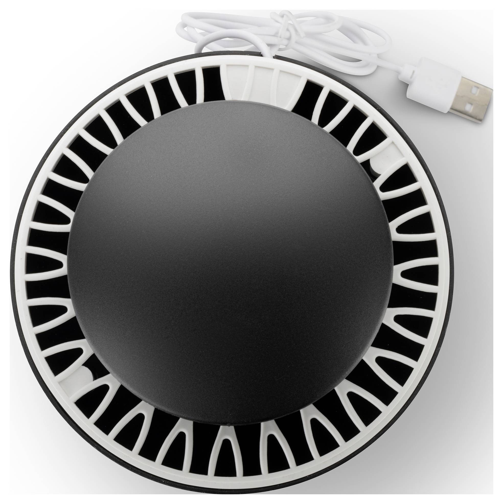 Kleine ronde wit-zwarte USB-aangedreven ventilator met een opgerolde kabel op een lichte achtergrond.
