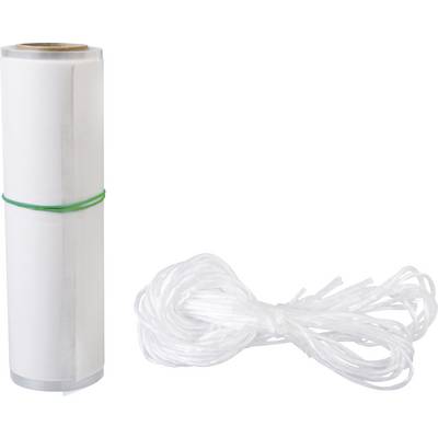 Witte cilindrische rol van doorzichtig plastic maaswerk, vastgebonden met een groen band, met een los bundel maaswerk ernaast op een witte achtergrond.