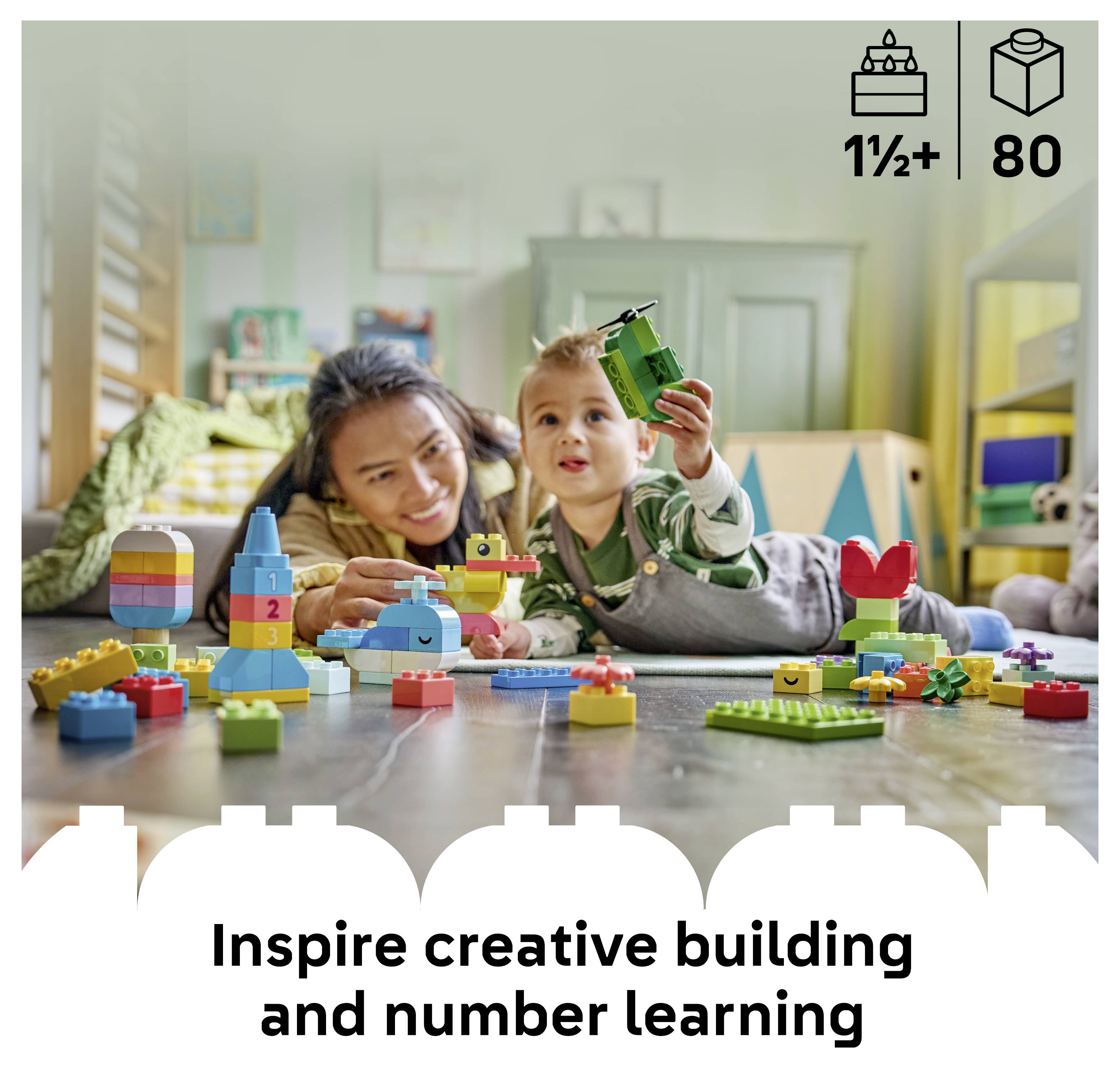 Volwassene en peuter spelen met kleurrijke bouwblokken; één kind houdt een groen speelgoed omhoog. De tekst zegt 'Inspireer creatief bouwen en leren van getallen' en geeft aan leeftijden 1½+ en 80 stukken.