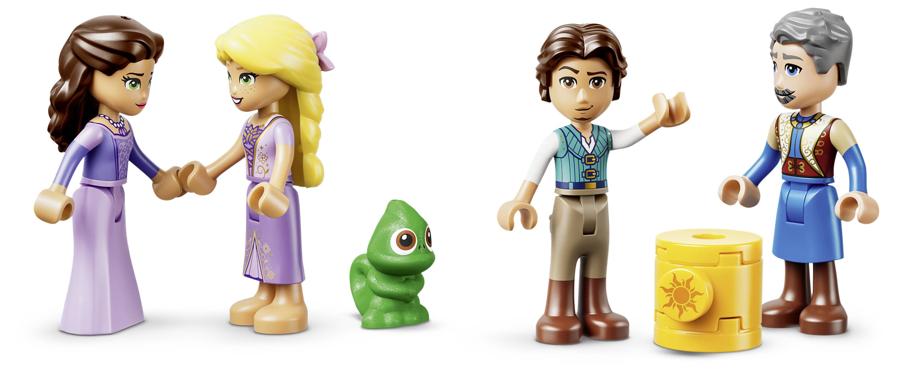 Twee speelgoedpoppetjes hand in hand aan de linkerkant, een klein groen wezentje in het midden, en twee mannelijke speelgoedpoppetjes aan de rechterkant staande naast een gele vat.