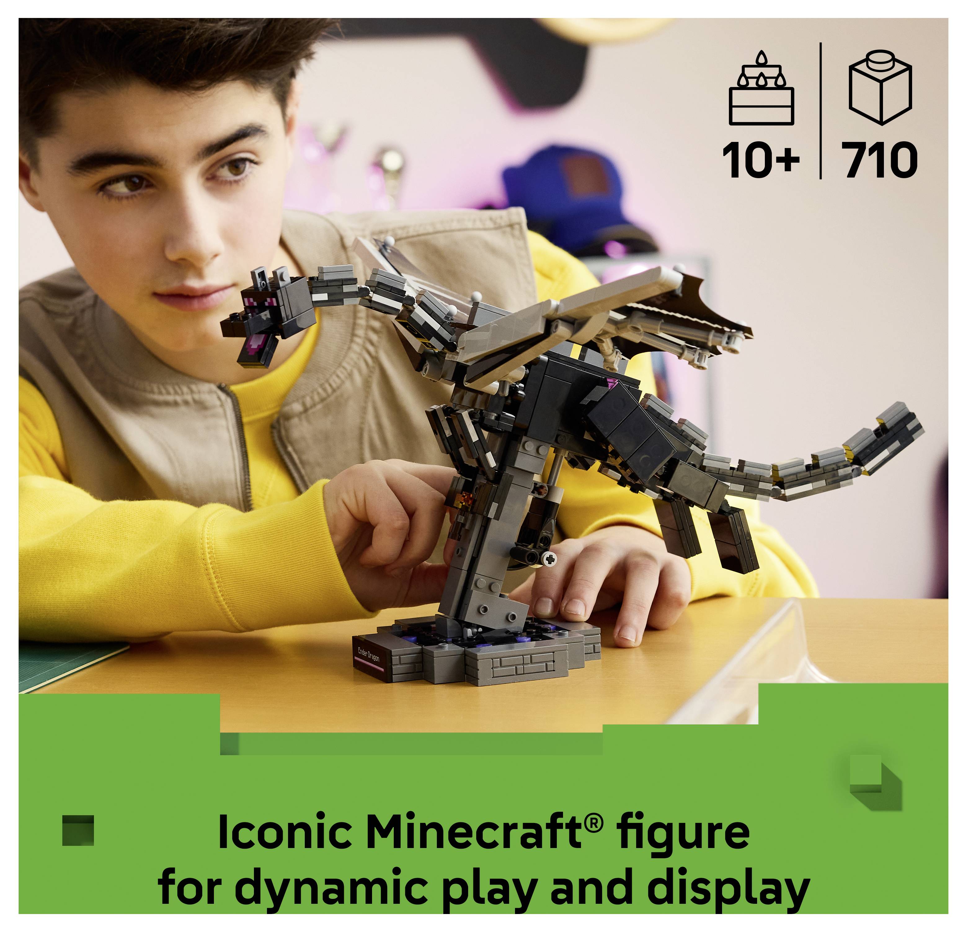 Jongen stelt een Minecraft-draakfiguur op een tafel samen en toont deze, met tekst die luidt 'Iconische Minecraft-figuur voor dynamisch spel en display' en '10+ 710'.
