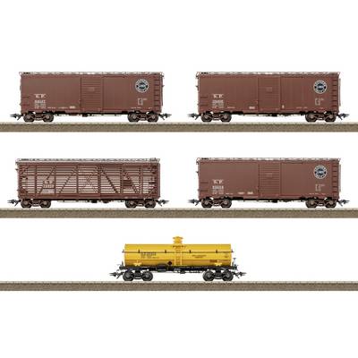 Vijf modelgoederenwagons op spoor: vier bruine gesloten wagons in zijaanzicht en één gele tankwagon gecentreerd eronder, weergegeven als productafbeeldingen op witte achtergrond.