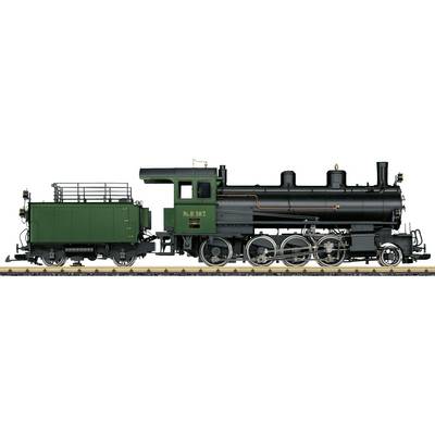 Zijkant van een zwarte stoomlocomotief met groene tender op sporen, met zicht op een klassieke treineachine met grote drijfwielen.
