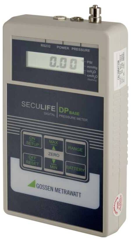 Draagbare digitale drukmeter met het label 'SECULIFE DP BASE' met LCD-display, bedieningsknoppen en bovenste aansluiting.