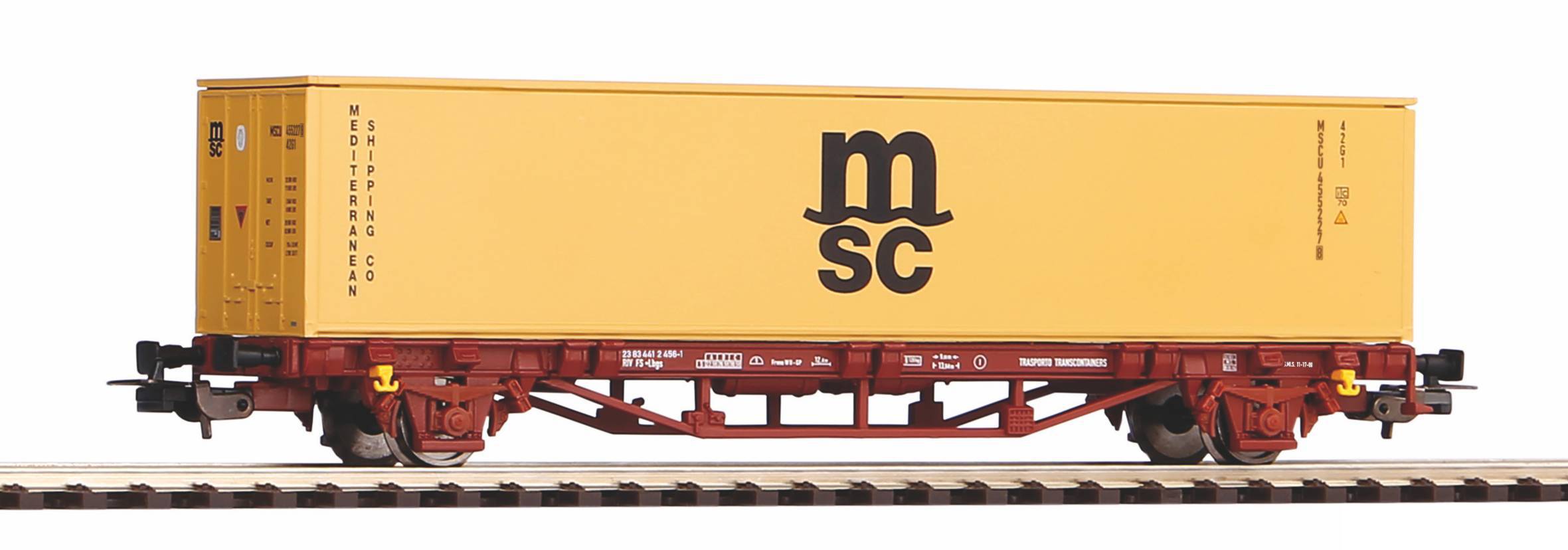 Oranje MSC vrachttreincontainer op een rood plat wagonelement, weergegeven in zijaanzicht op rails.