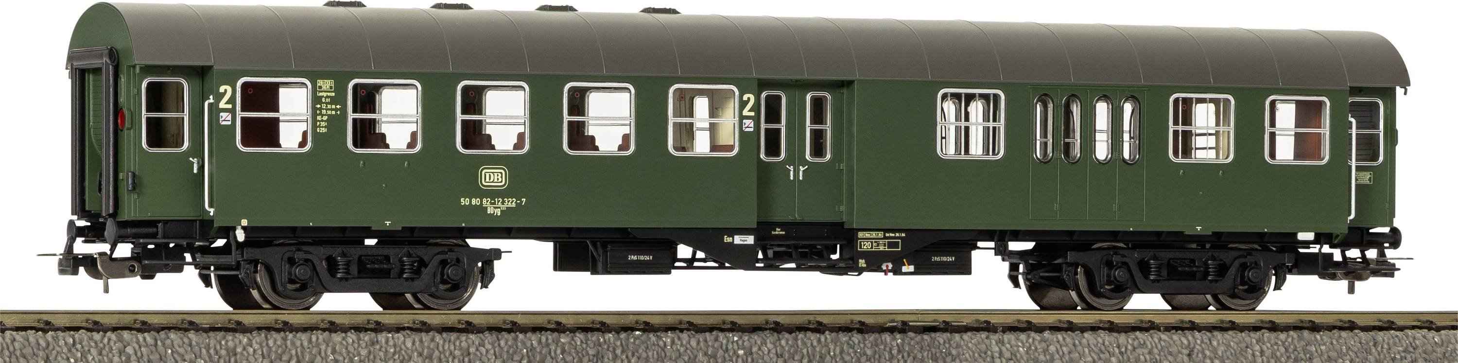 Groene vintage treinreizigerswagon met meerdere ramen, gemarkeerd met '2' voor tweede klasse, weergegeven in zijaanzicht op een witte achtergrond.