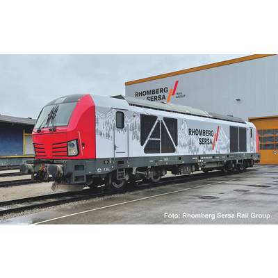 Een Rhomberg Sersa Rail Group spoorvoertuig geparkeerd buiten voor een bedrijfsgebouw, weergegeven in zijaanzicht met rode en witte kleurstelling.
